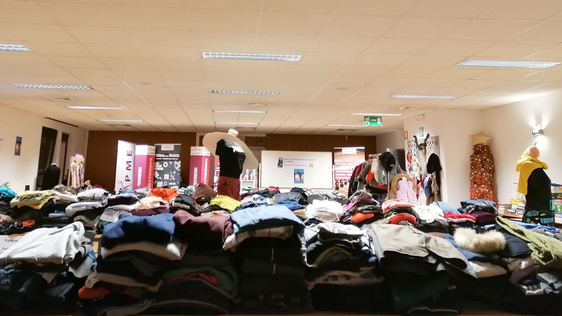 Les donneries citoyennes - photo des tables remplies de vêtements triés.